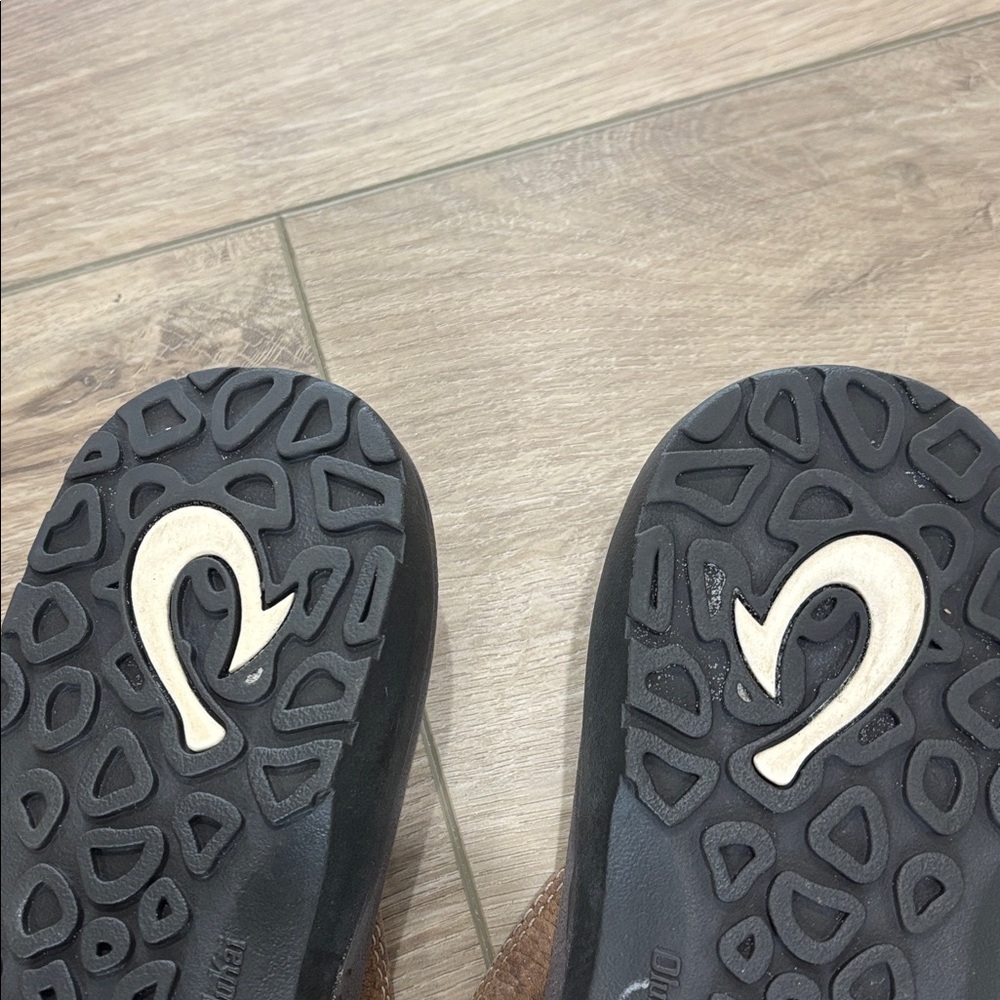 OluKai boys  brown and Black Flip Flops sized 4Y - Picture 4 of 4